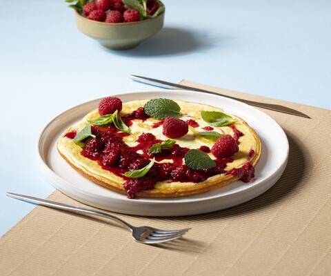 Omlet budyniowy z dżemem malinowym